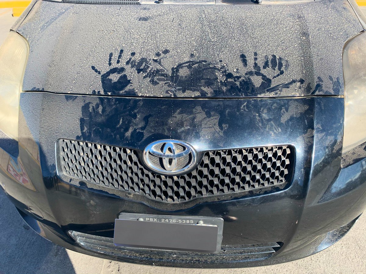 Zulenyta's tweet image. Hoy entregué mi carrito pues lo vendí.😮‍💨
5 años  lo tuve conmigo, tiempo en el que aprendí a manejar, lo choqué(varias veces), lo viví, a todos lados fui en el, lloré, fui feliz, conocí muchos lugares, y varias tormentas vi a través de sus ventanas.
Fue un buen carro.
#pichirilo