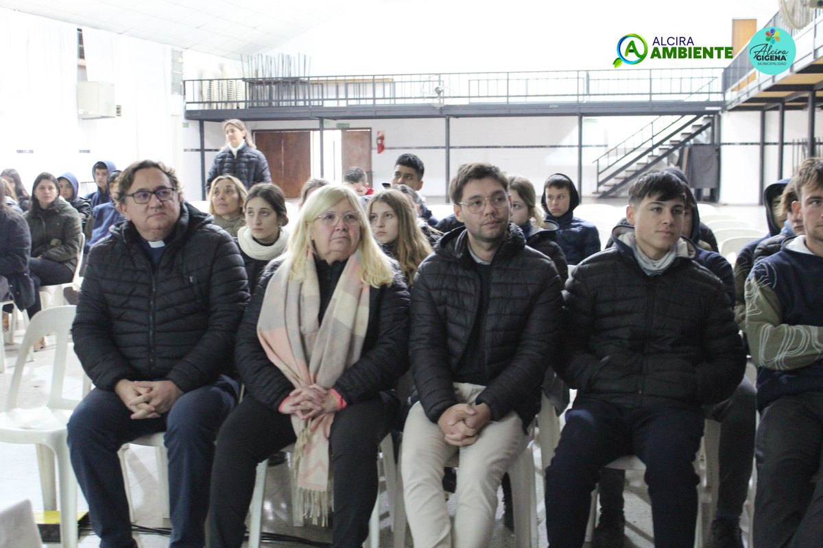 MunicAlcira's tweet photo. Hoy comenzamos a vivir el Día del Ambiente a través del ciclo de charlas propuesto en el marco de #AlciraRecicla, exposición ambiental♻️ https://t.co/gzaMcgLJH0