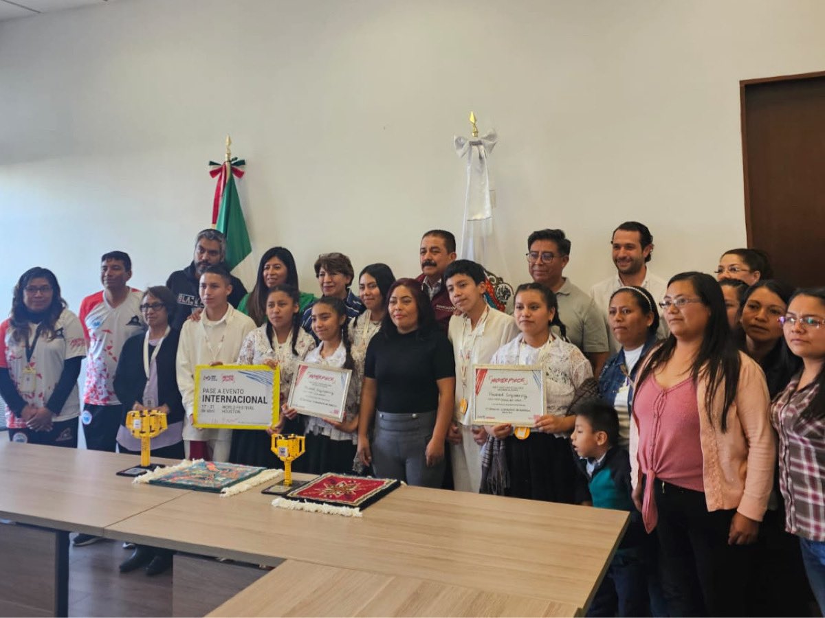 JosePablo_Monte's tweet photo. En cumplimiento a la política de apoyo e inclusión educativa y tecnológica de la Gobernadora @delfinagomeza, en conjunto con la @SeducEdoMex, nos reunimos con el equipo “Power Engineering” originario del municipio de Temoaya previo a su exitoso viaje.

¡Ellos representarán a su municipio, a nuestro querido Estado y a todo el país en el concurso internacional de robótica “First LEGO League” en Massachusetts, EE.UU!

Mucho éxito amigos! 👏🏼