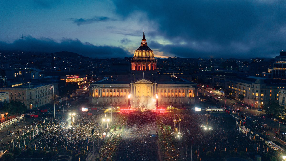 dancingastro's tweet photo. Three hours of @Skrillex x @fredagainagain1 at San Francisco’s Civic Center were recorded in 4K and uploaded to YouTube 🐐🐐

Salute to the absolute legend @jonathonxchavez for recording all of this for us https://t.co/m1qJ7l27GM

(📸: @ericdew / @jbajsel) https://t.co/Q6Qpsh5pHx