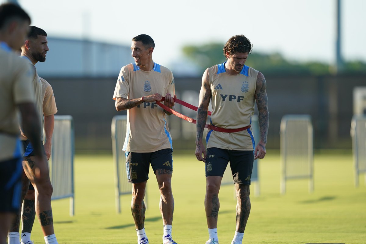 Argentina's tweet photo. #SelecciónMayor Los dirigidos por Lionel #Scaloni tuvieron hoy otro día de trabajos en el centro deportivo de @InterMiamiCF.

¡Sigue con todo la agenda de @Argentina! 💪🏼

#OtraVezJuntos https://t.co/hLNOalMWJi