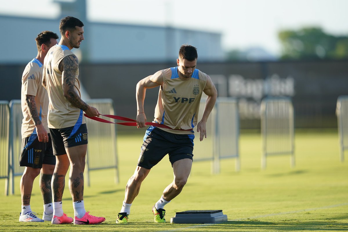 Argentina's tweet photo. #SelecciónMayor Los dirigidos por Lionel #Scaloni tuvieron hoy otro día de trabajos en el centro deportivo de @InterMiamiCF.

¡Sigue con todo la agenda de @Argentina! 💪🏼

#OtraVezJuntos https://t.co/hLNOalMWJi
