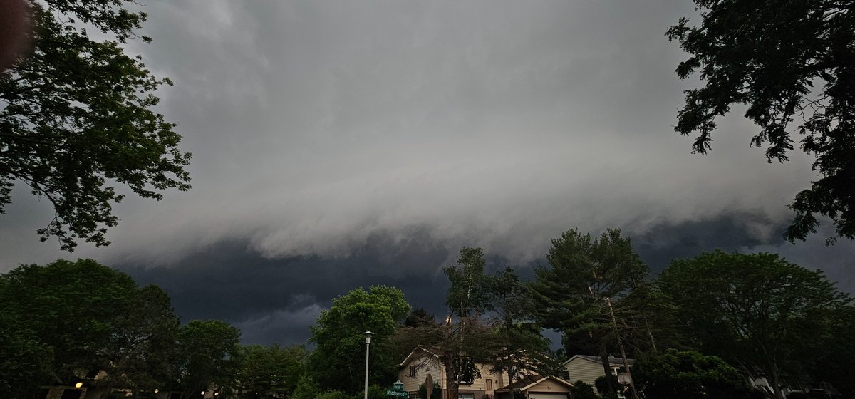 Dj_CPT's tweet photo. Quite the photogenic wall cloud rolling through Fitchburg, WI #WiWx #RadarOmega #FitchburgWi #WisconsinStormChasers https://t.co/zPkkouxA0Q