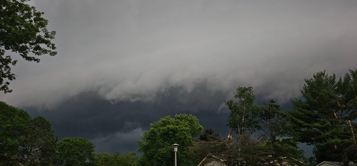 Dj_CPT's tweet photo. Quite the photogenic wall cloud rolling through Fitchburg, WI #WiWx #RadarOmega #FitchburgWi #WisconsinStormChasers https://t.co/zPkkouxA0Q