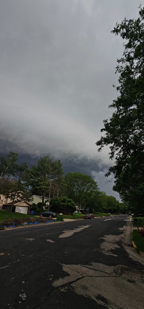 Dj_CPT's tweet photo. Quite the photogenic wall cloud rolling through Fitchburg, WI #WiWx #RadarOmega #FitchburgWi #WisconsinStormChasers https://t.co/zPkkouxA0Q
