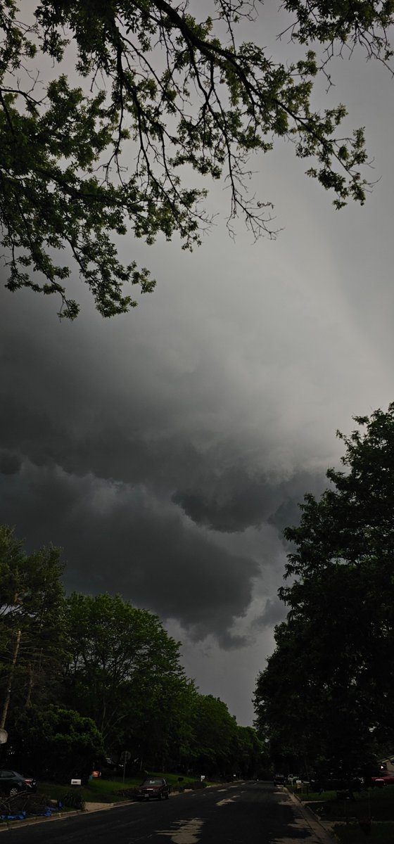 Dj_CPT's tweet photo. Quite the photogenic wall cloud rolling through Fitchburg, WI #WiWx #RadarOmega #FitchburgWi #WisconsinStormChasers https://t.co/zPkkouxA0Q