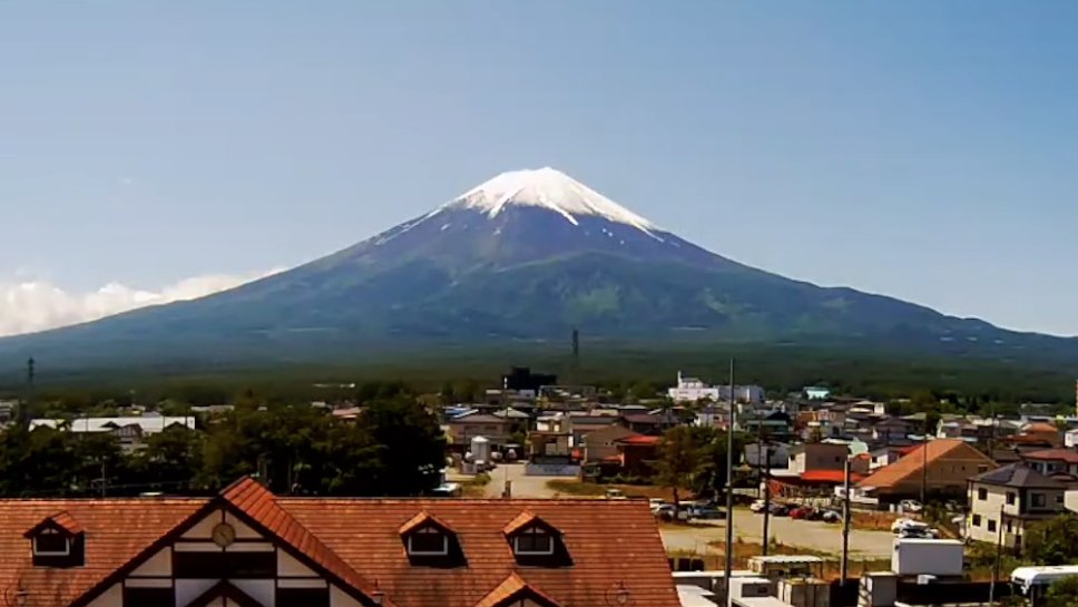 RonallChersan's tweet photo. 🗻เข้า Youtube แว๊บไปเห็น Live Cam ภูเขาไฟฟูจิ ถึงกับสะดุดตาต้องเปิดเข้าไปดู คือปกติเข้าเดือนมิถุนายนแบบนี้มักไม่ค่อยได้เห็นหิมะบนยอดท่วมๆแบบนี้แล้ว ขนาดไปมาเมื่ออาทิตย์ก่อนก็ยังแทบไม่เหลือแล้ว

เช้านี้ใส่หมวกมาซะน่ารักเลย แล้วฟ้าใสเว่อร์ ใครไปโครตโชคดีอ่ะ ♥️ https://t.co/26mHL3MAZ7