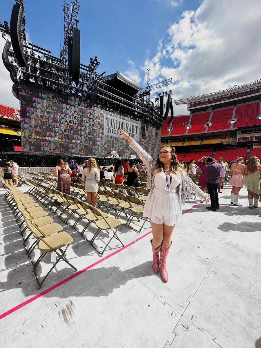 swiftiesips's tweet photo. hello swifties!!!
i finally created a twitter account (after all these years of debating) to make friends and talk all about taylor🤍🤍
i’m makenna!! i’m 25 and went to eras tour in kansas city!! (i was night 2) 
i’m new here but plan on using this account a lot:)) https://t.co/2QGe76MdNz