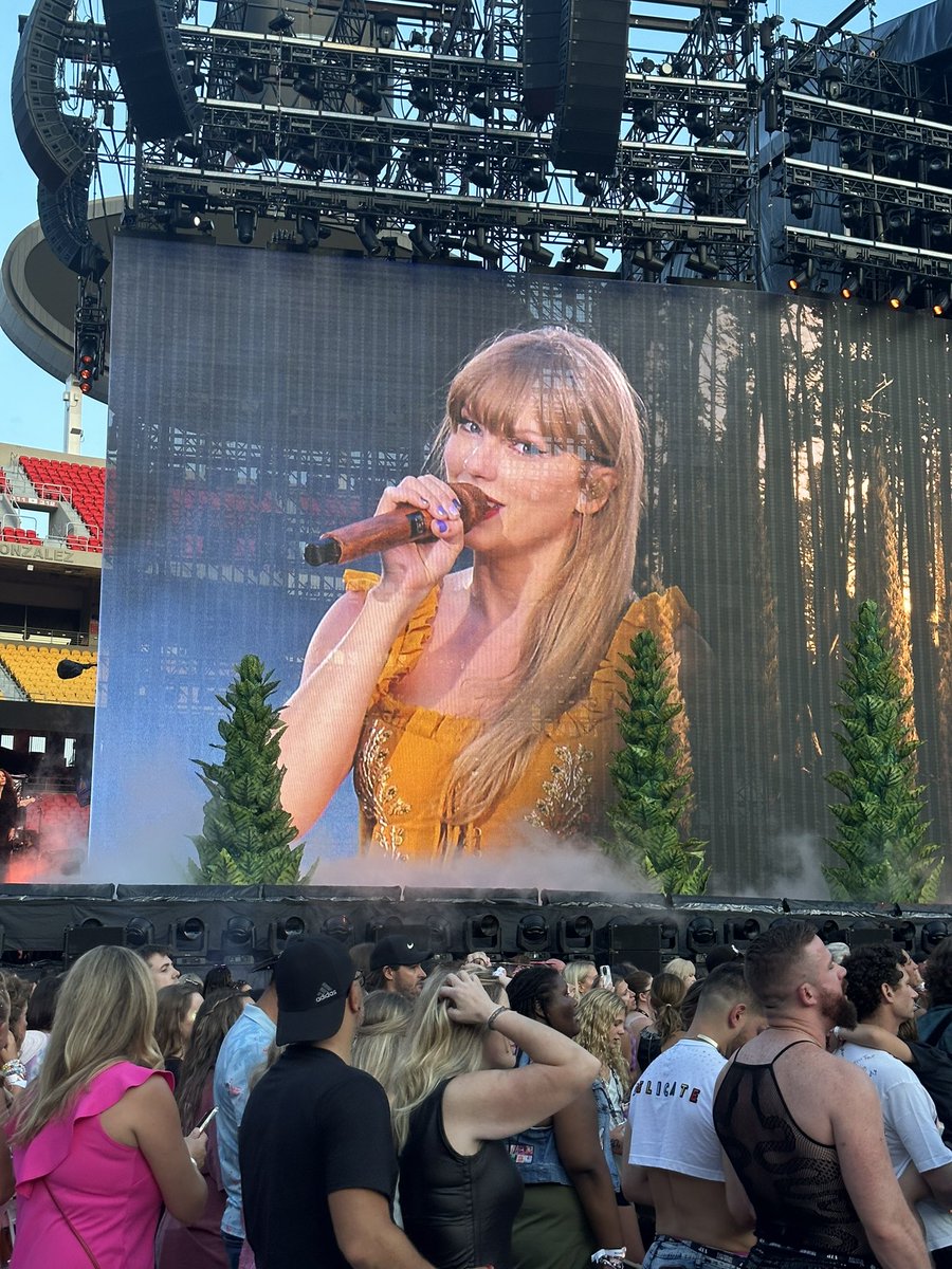 swiftiesips's tweet photo. hello swifties!!!
i finally created a twitter account (after all these years of debating) to make friends and talk all about taylor🤍🤍
i’m makenna!! i’m 25 and went to eras tour in kansas city!! (i was night 2) 
i’m new here but plan on using this account a lot:)) https://t.co/2QGe76MdNz