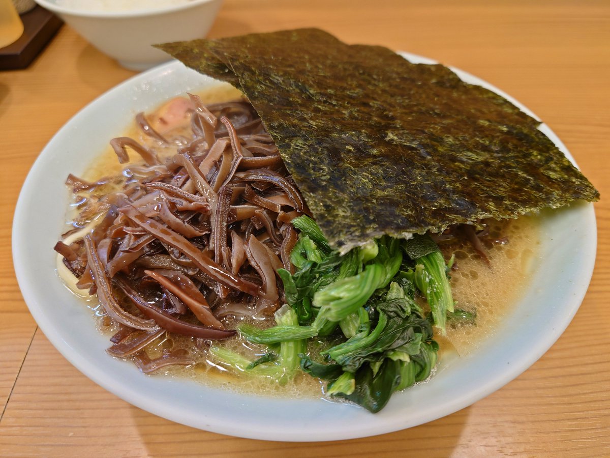 Lunch_AKB's tweet photo. 家系ラーメン 武将家 外伝の『外伝ラーメン』＋きくらげ
営業時間：6:00~23:00

豚骨が効いたスープに酒井製麺の麺が合う！
ライスも無料！豆板醤とスープ浸し海苔でライスが進む！

きくらげトッピングもおすすめ！

#秋葉原 
#ランチ 
#秋葉原ランチ https://t.co/yCES6jUHYA