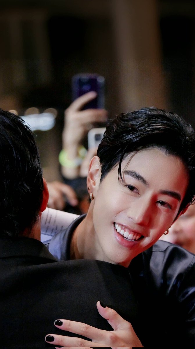 เลือกรักคนไม่ผิดจริงๆ ไปอยู่ที่ไหนทำงานกับใครก็มีแต่คนรัก เธอนะเหมาะสมที่จะได้รับความรักมากจริงๆ รักเธอมากนะมาร์คต้วน 🤍
<a href="/marktuan/">Mark Tuan</a> #MarkTuan