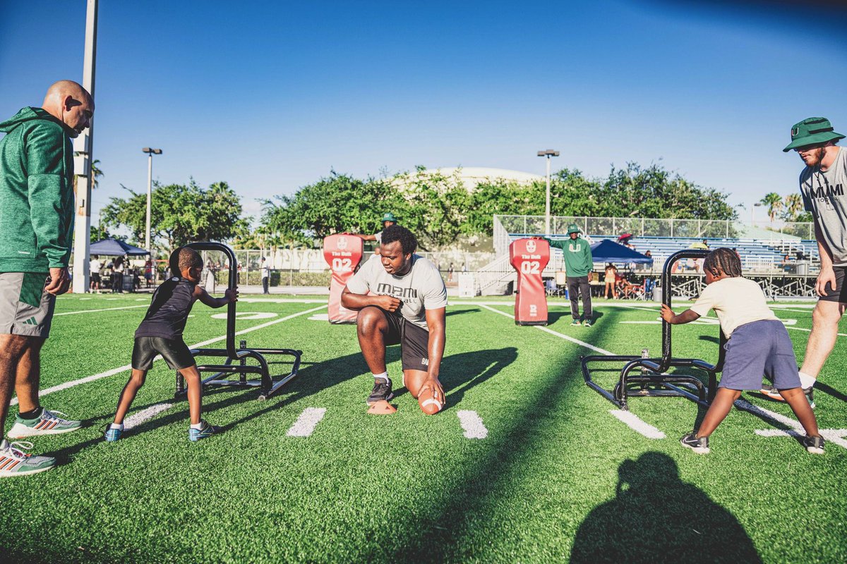 coach_cristobal's tweet photo. #DifferenceMakers
#GoCanes
#CommunityCanes https://t.co/cDqg9UIsCJ