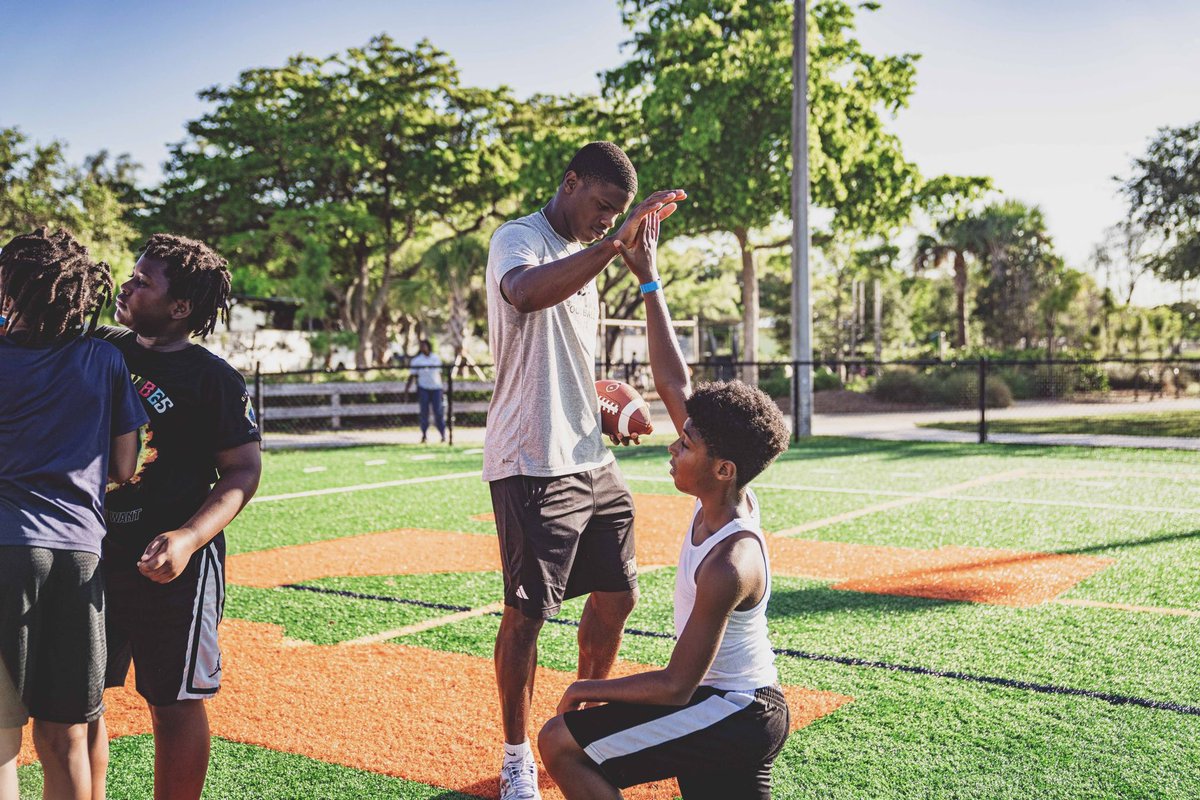 coach_cristobal's tweet photo. #DifferenceMakers
#GoCanes
#CommunityCanes https://t.co/cDqg9UIsCJ