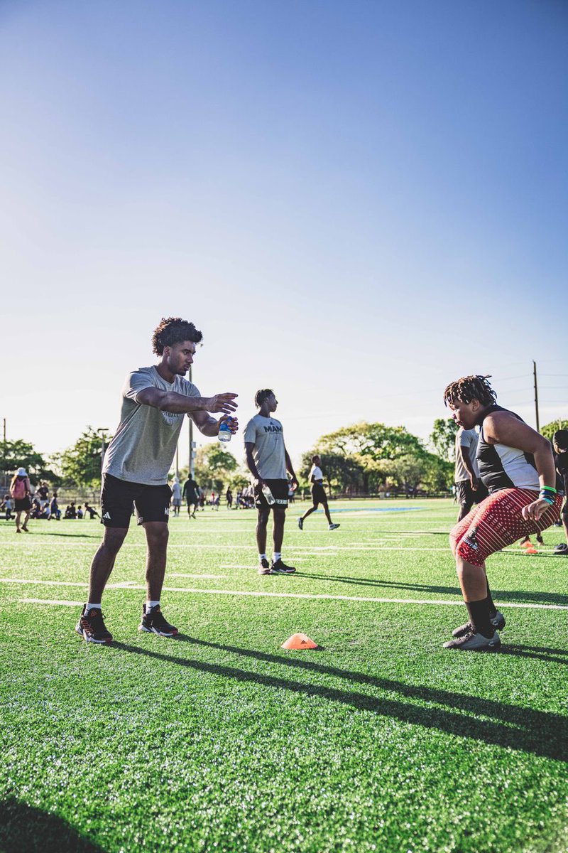 coach_cristobal's tweet photo. #DifferenceMakers
#GoCanes
#CommunityCanes https://t.co/cDqg9UIsCJ