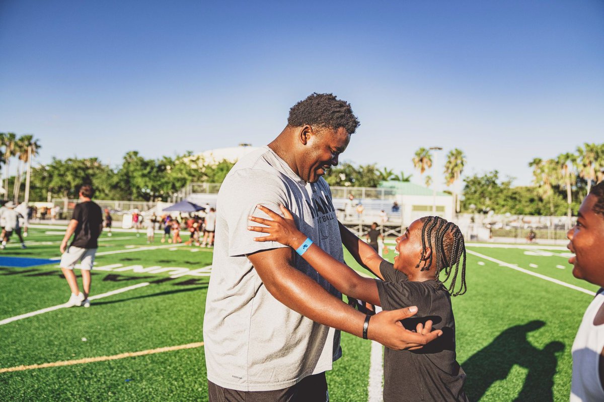 coach_cristobal's tweet photo. #DifferenceMakers
#GoCanes
#CommunityCanes https://t.co/YpCJOB11Vj