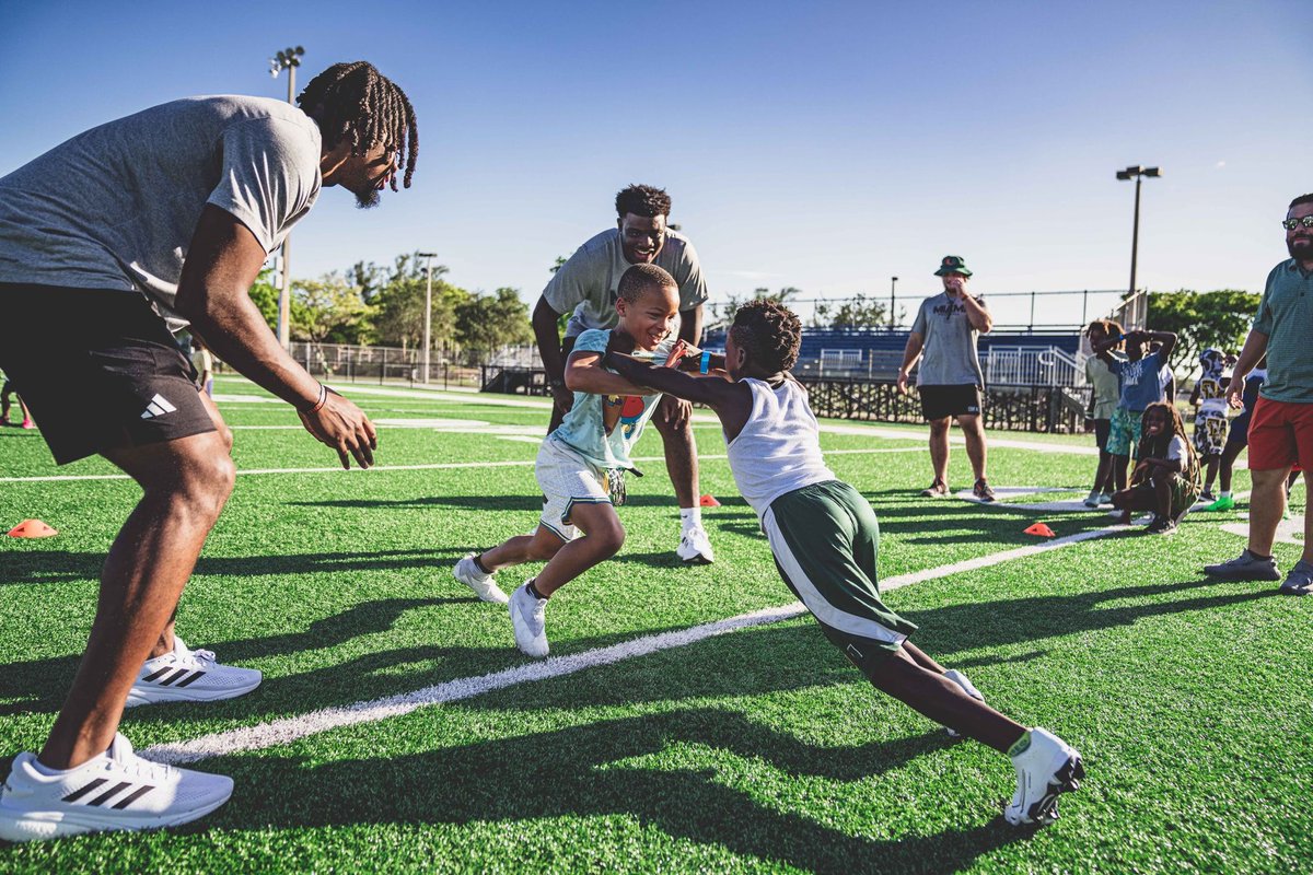 coach_cristobal's tweet photo. #DifferenceMakers
#GoCanes
#CommunityCanes https://t.co/YpCJOB11Vj