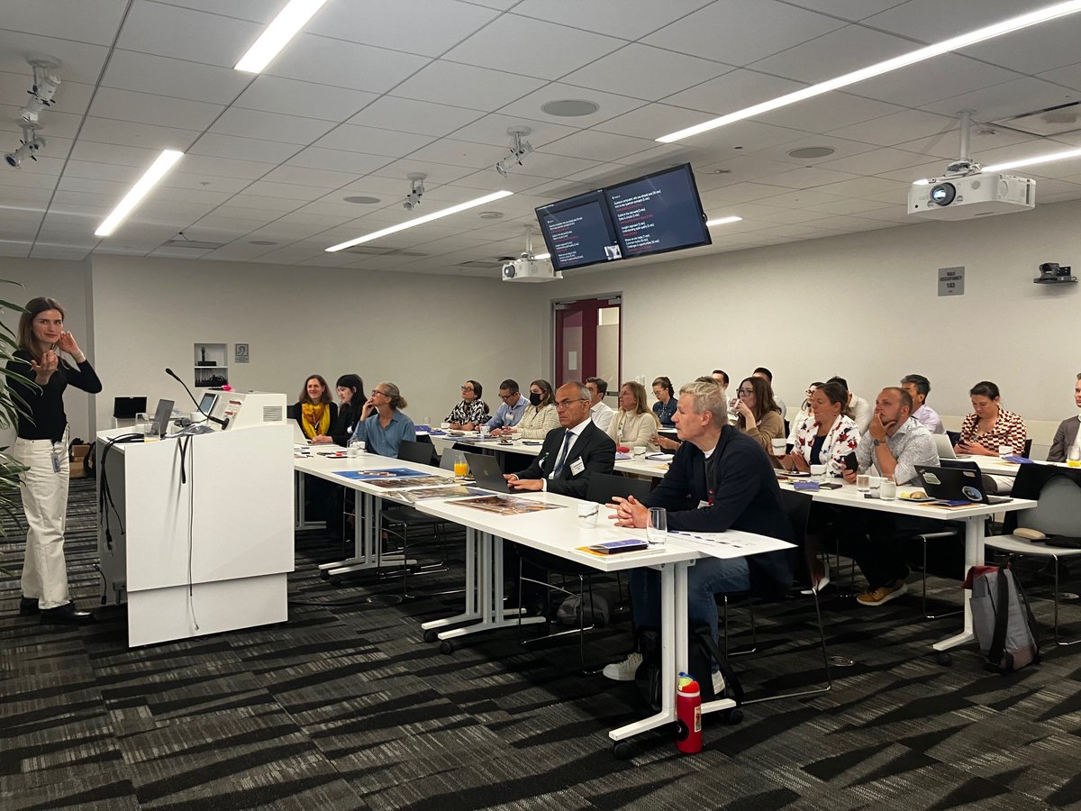 EUinSF's tweet image. Thanks to @GoogleQuantumAI for a super interesting workshop to bring the SF diplomatic corps up to speed on Qbits, superposition, entanglement, fault tolerance and future use cases e.g.  #drugdiscovery #batterydesign

Who said technology was complicated?