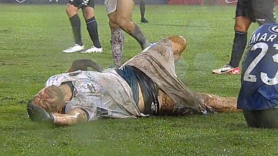 camargofeli's tweet photo. Um dia, vou contar aos meus netos que vi Kannemann jogar. E quando eles me perguntarem como ele jogava, direi que era como se o próprio Grêmio fosse um jogador. Ele é o Grêmio! https://t.co/WN6JDJUyuh