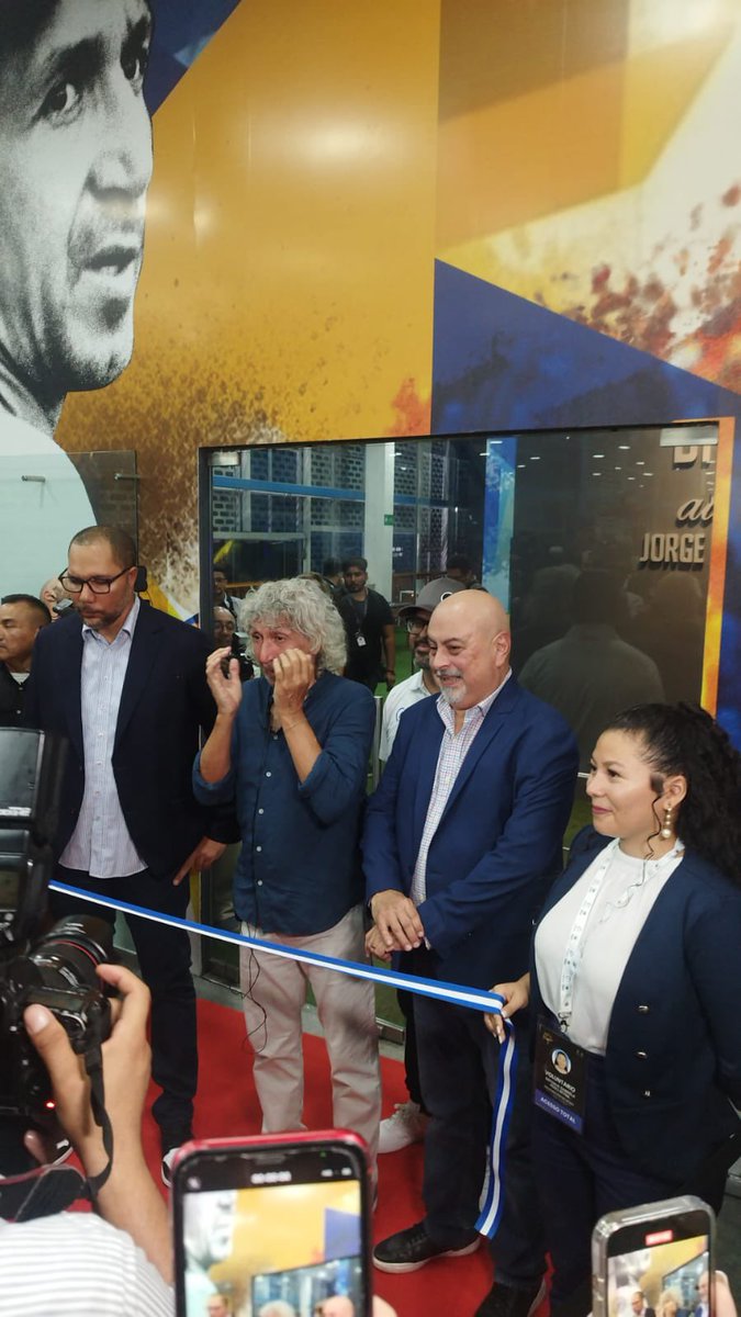 #UnaNocheMágica | Imágenes previas de la inauguración del museo en honor a Jorge “El Mágico” González. 🧙‍♂️🇸🇻⚽️

#EnTodasLasCanchas 🏟️