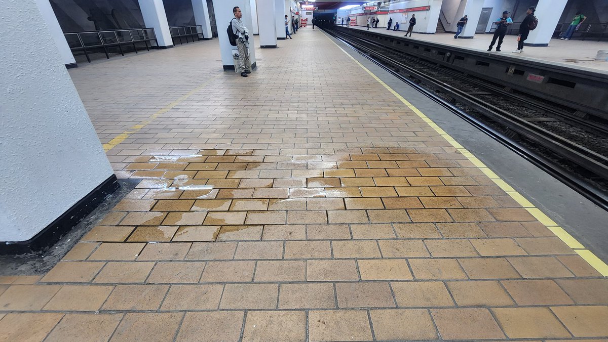 NickyEnBici's tweet photo. @MetroCDMX se lleva casi una semana con fuga de agua en la estación #Vallejo #L6, me parece es AGUA POTABLE ya qué no ha llovido y no desprende olor a aguas negras. @SacmexCDMX ojalá se pueda apoyar para atender, además del riesgo eléctrico que genera. https://t.co/vkOueGpTr9