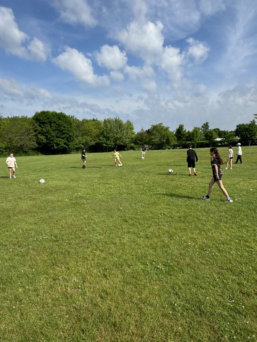 Kaylyn_Adams10's tweet photo. Soccer skills for gym class this morning! ⚽️ @StJoesActon @HCDSB https://t.co/zA7YXtKIVc