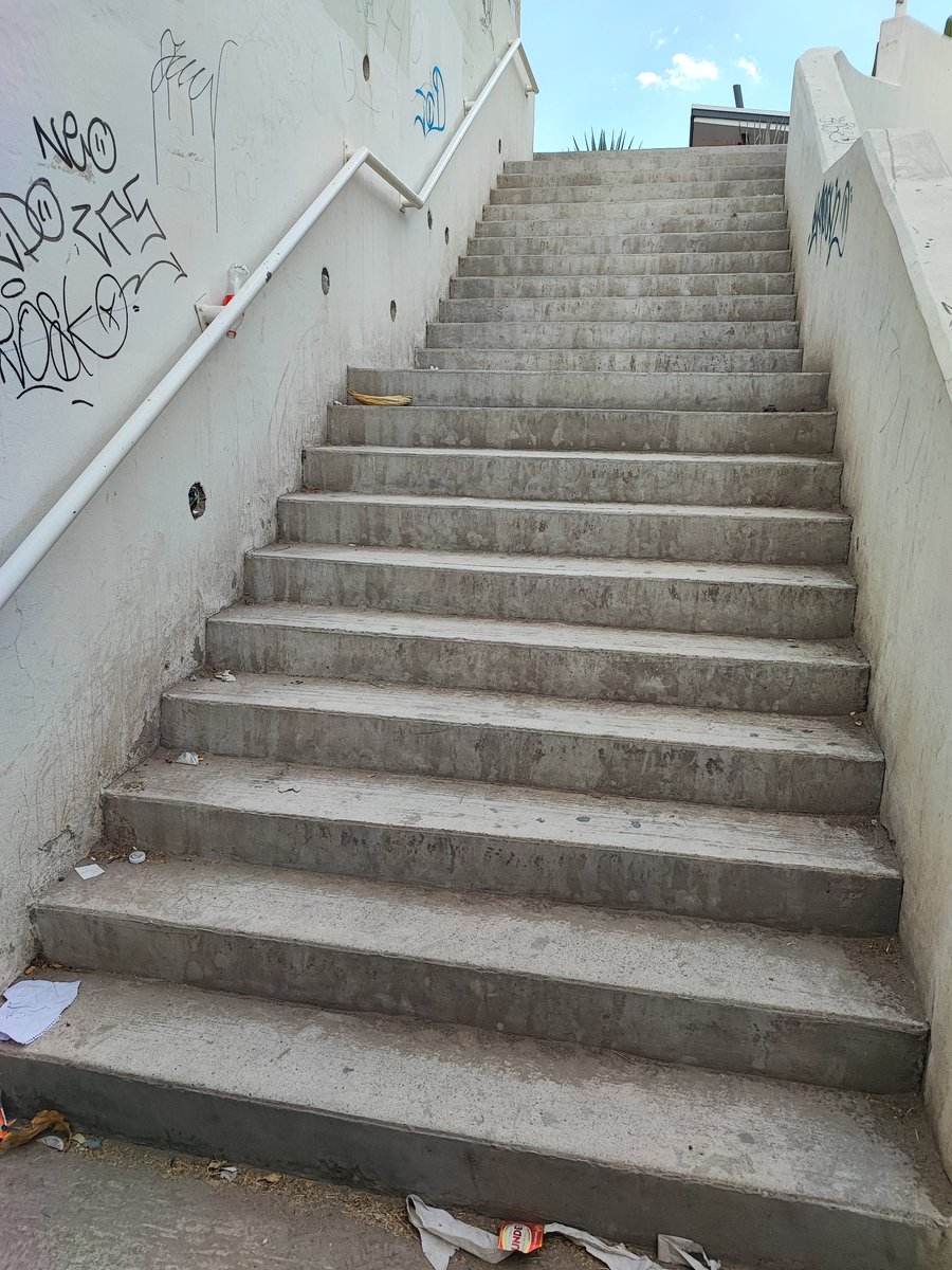 ozkrmndz30's tweet photo. @qromunicipio El paso a desnivel frente a El Refugio (el que lleva a HEB) está tremendamente descuidado. Nadie lo limpia, lleva semanas con una luminaria caída y terriblemente grafiteado. https://t.co/iNyNtax0J5