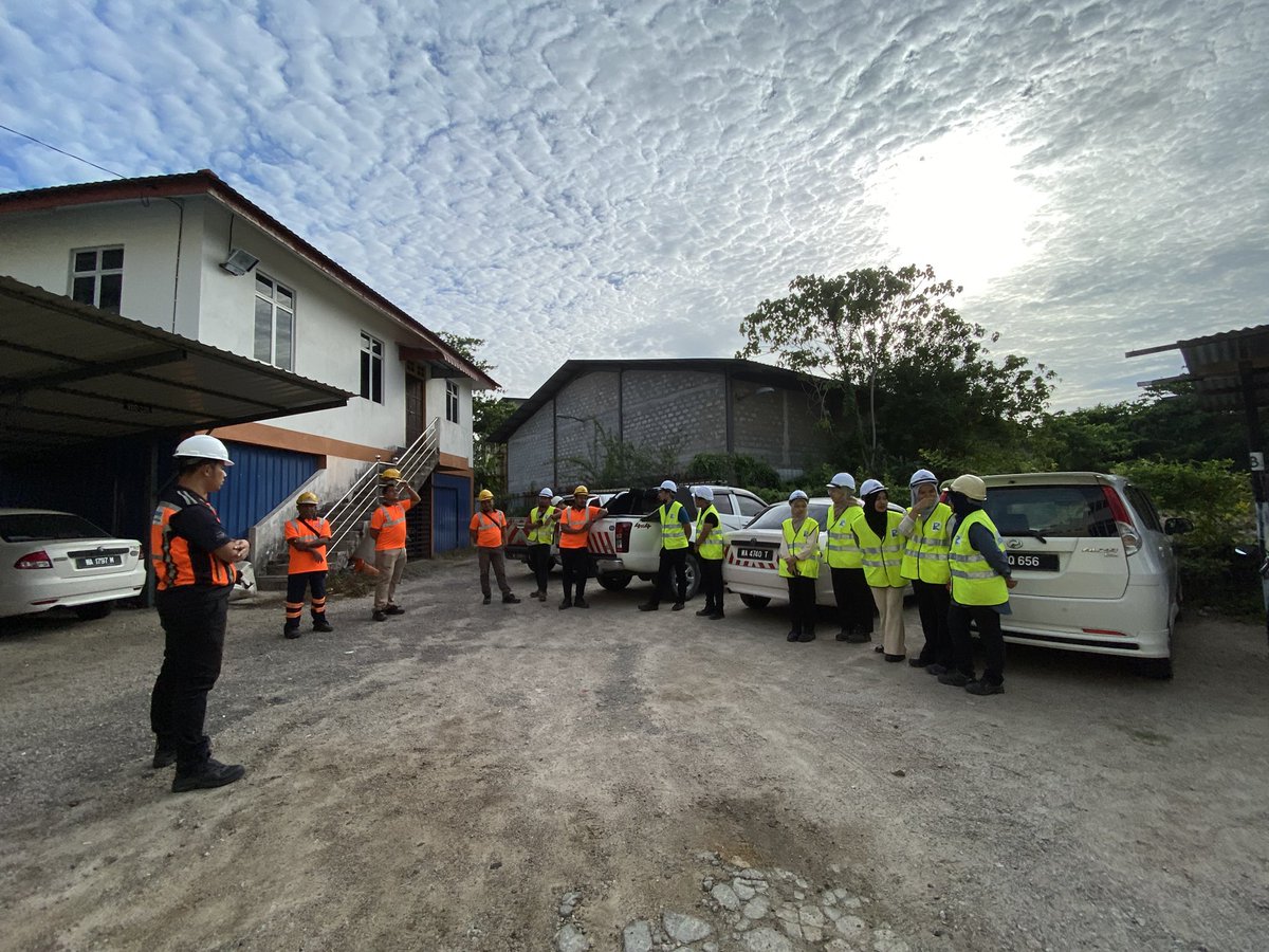 TOOLBOX BRIEFING STAFF RC KAWASAN KOTA BHARU 🚧👷🏻‍♂️

TARIKH : 05/06/2024
MASA : 8.40 AM
LOKASI : PEJABAT ROADCARE KOTA BHARU

TOPIK :

- WARNING SIGN
- SAFETY CONE / BARRIER
- PPE
- TCP
- CIDB

#TowardsSafetyCulture
<a href="/Roadcare_Kelntn/">ROADCARE WILAYAH KELANTAN</a> 
<a href="/RC_KBharu/">Roadcare K. Bharu</a>