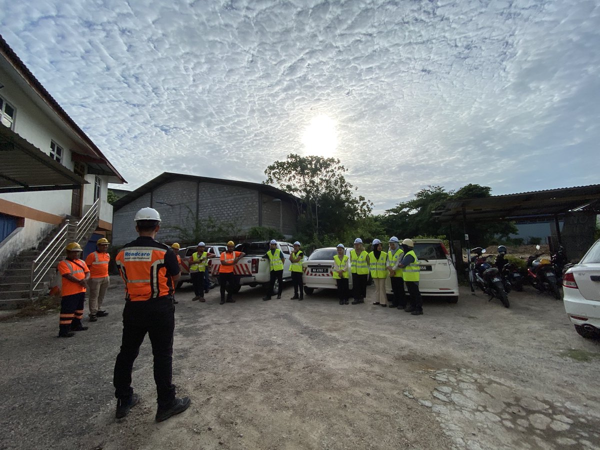 Roadcare_Safety's tweet photo. TOOLBOX BRIEFING STAFF RC KAWASAN KOTA BHARU 🚧👷🏻‍♂️

TARIKH : 05/06/2024
MASA : 8.40 AM
LOKASI : PEJABAT ROADCARE KOTA BHARU

TOPIK :

- WARNING SIGN
- SAFETY CONE / BARRIER
- PPE
- TCP
- CIDB

#TowardsSafetyCulture
@Roadcare_Kelntn 
@RC_KBharu https://t.co/knt2KHK6J1