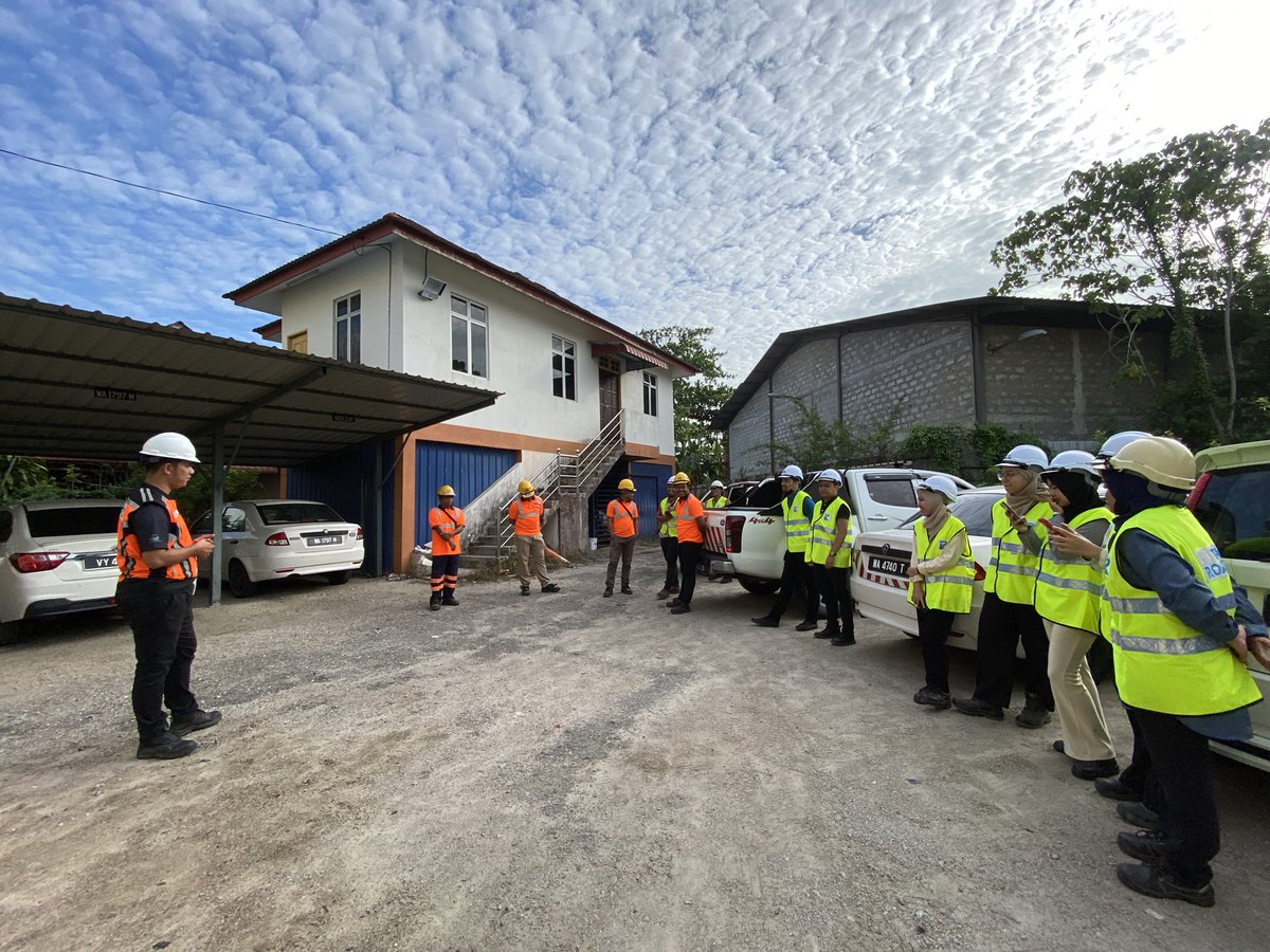 Roadcare_Safety's tweet photo. TOOLBOX BRIEFING STAFF RC KAWASAN KOTA BHARU 🚧👷🏻‍♂️

TARIKH : 05/06/2024
MASA : 8.40 AM
LOKASI : PEJABAT ROADCARE KOTA BHARU

TOPIK :

- WARNING SIGN
- SAFETY CONE / BARRIER
- PPE
- TCP
- CIDB

#TowardsSafetyCulture
@Roadcare_Kelntn 
@RC_KBharu https://t.co/knt2KHK6J1