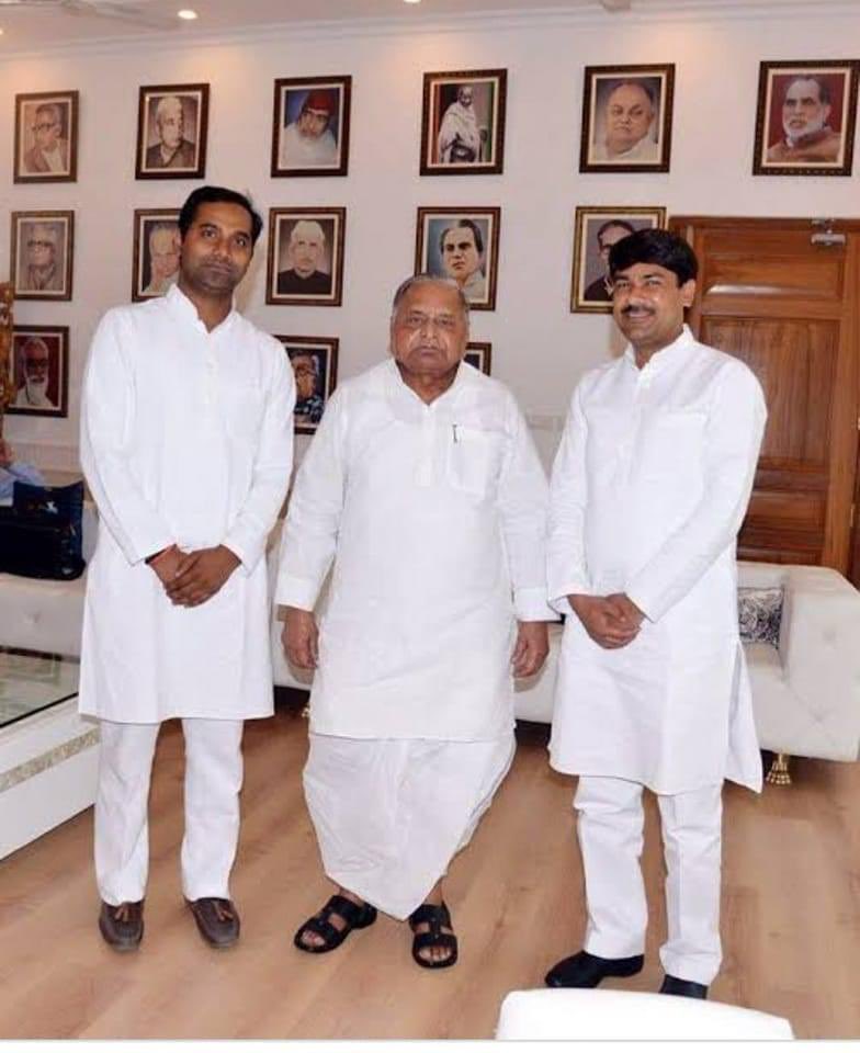 sunilyadv_unnao's tweet photo. सुख दुख और संघर्षों के साथी और मेरे अज़ीज़ मित्र श्री आनंद भदौरिया जी को धौरहरा लोक सभा क्षेत्र से विजयीहोने पर ढेरों शुभकामनाएँ और बधाइयाँ! 

मै��� इस जीत पर उनके उज्वल भविष्य की कामना करते हुए आशा करता हूँ की वो हर मायने में एक बेहतरीन जनप्रिय सांसद साबित होंगे!

💐🙏🏻💐 https://t.co/Isox2fpi6u