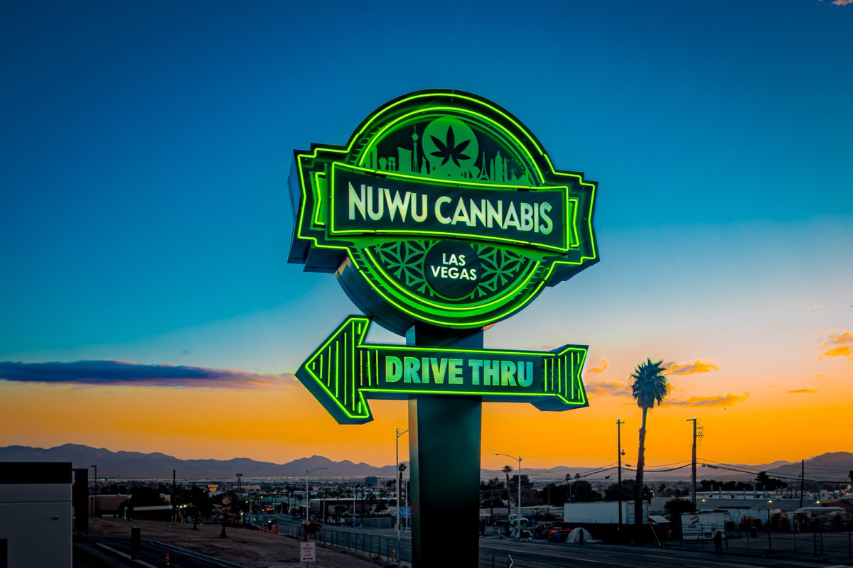 Let the neon guide you to the greenest vibes in town. 🌇✨
.
.
.
#Dtlv #Vegaslocals #Consumption