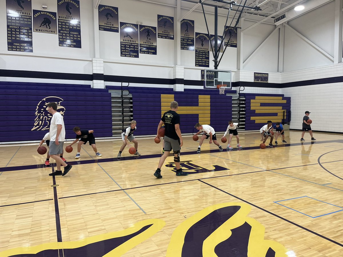Tonight we had some special guest visit! Trojan legends <a href="/NettCharlie/">charlie Nett</a> &amp; <a href="/t_Moore_44/">t-moore</a> spoke with our campers about the Final 4 run of 2023 &amp; what it takes to be great.  Thank you to both of them for their powerful message.  Also, congrats to all our “Juice Campers” of the day!