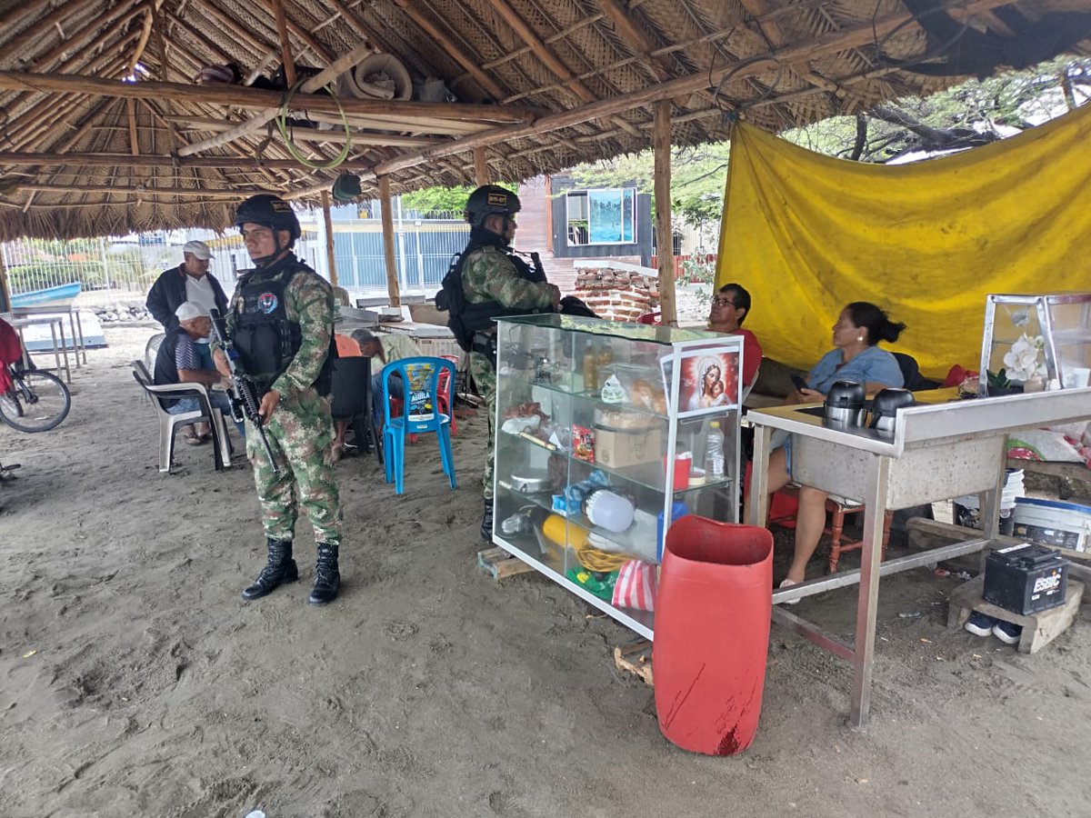 GaulaMagdalena2's tweet photo. #Gaula Militar Magdalena, realiza campaña de prevención en Bahía y Parque Simon Bolivar de  Santa Marta Departamento del Magdalena, difundiendo nuestra campaña, #YoNoPagoYoDenuncio y la linea gratuita nacional 147 https://t.co/1hO4r3w559