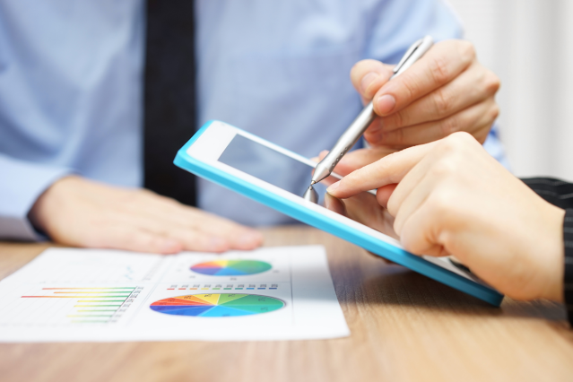 $1 trillion in operating costs could be saved by 2025 with #AI adoption. #Chatbots, especially research bots, have the potential to revolutionize financial services by significantly transforming business operations. This is worth a chat. #FinTech dy.si/b6tbXZ2