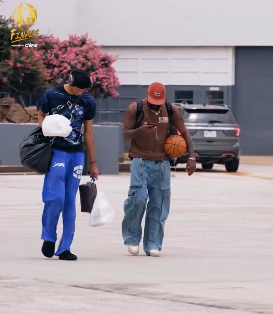 _abigaiiiil's tweet photo. Kyrie bringing a basketball on the flight to Boston might be my favorite moment of the Playoffs/Finals so far. https://t.co/UAm5YBnExY