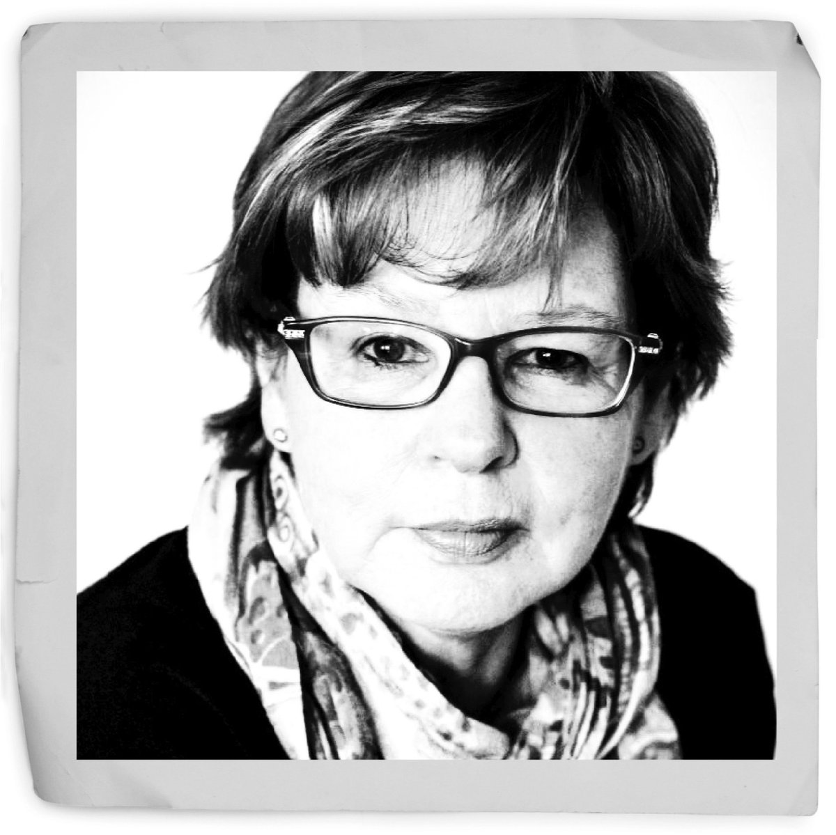 visorlibrosco's tweet photo. #PoetasVisor Piedad Bonnet es premio Reina Sofía de Poesía Iberoamericana. 

Para el jurado, “su poesía muestra una trayectoria sólida y orgánica, con gran coherencia en su obra
poética” 

#premiodepoesia #poesía #poesíavisor #PiedadBonnett #Lasherencias #premioreinasofía https://t.co/xevCp8yVll