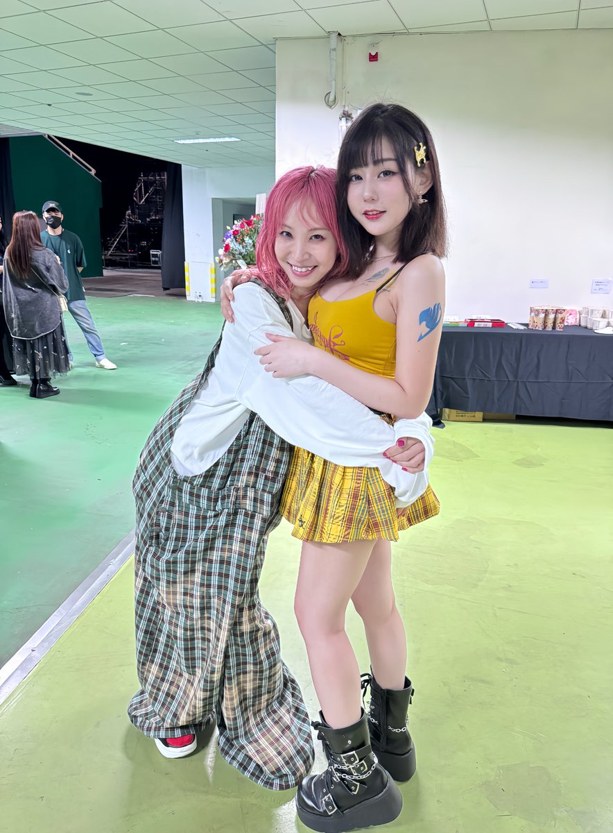 得到秒殺歌姬LiSA的抱抱
我擁有一對被LiSA蹭過的奶子了💗💗💗
補充：
後來ig還追蹤我😭😭😭太好了吧 https://t.co/TDQNRzYl7K