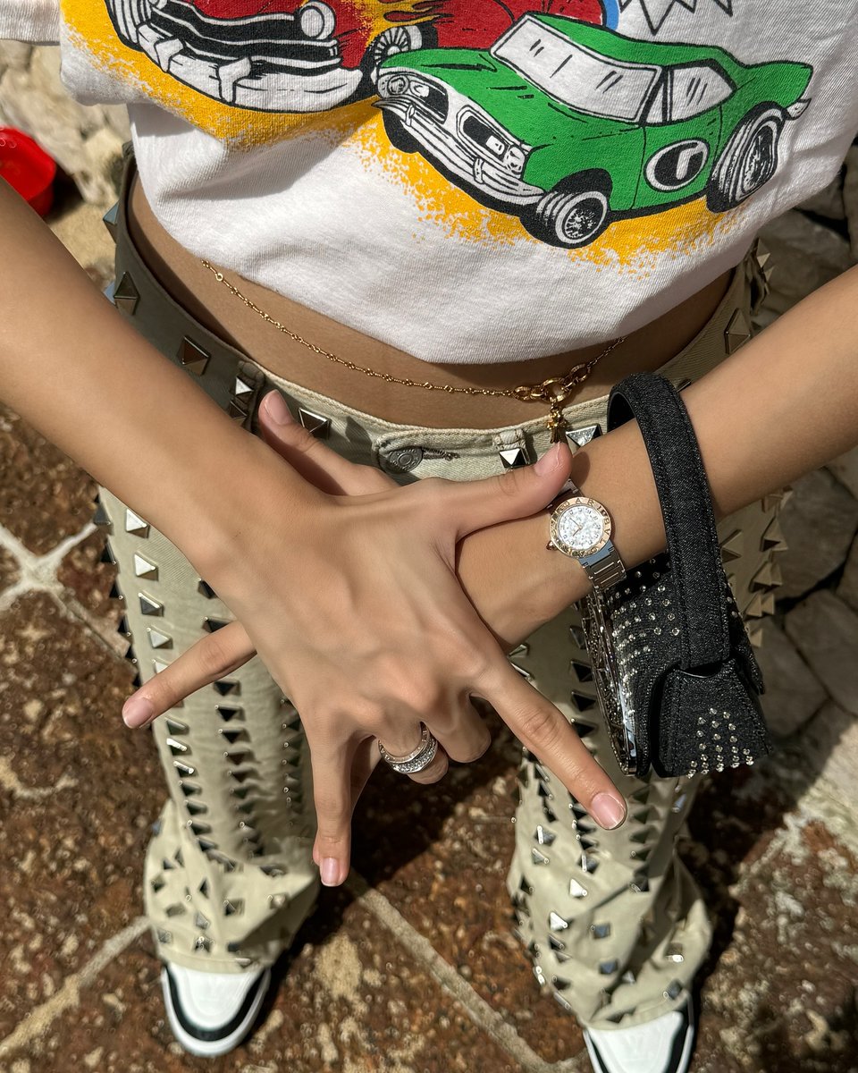 crushourliz's tweet photo. โพสต์ ⭐️ มันมีอะไรซ่อนอยู่ ทั้งเพื่อนทั้งญาติมาเม้นท์ด้วยอีโมจิ 🤘 เดียวกันทั้งคู่ ยังไงคะๆ 👀 https://t.co/0xPI7vJe5Q