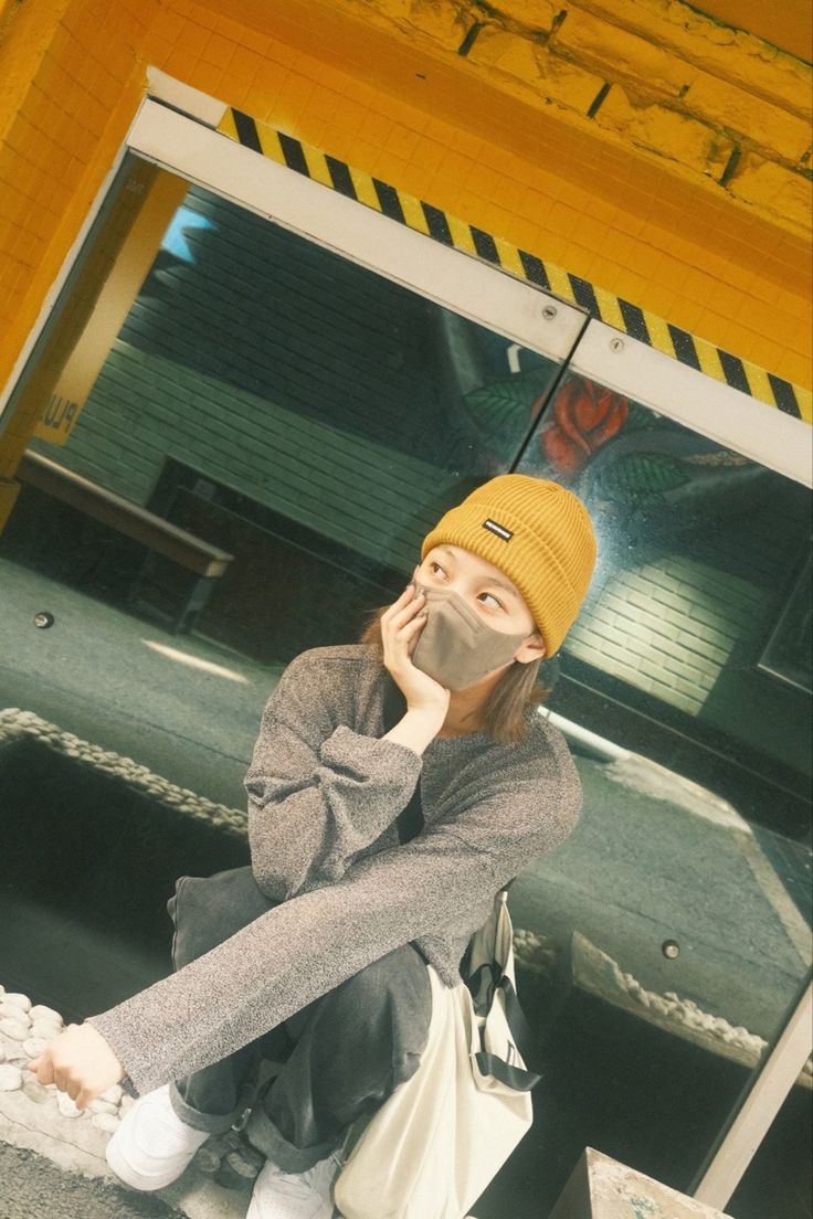 when they wear beanies, masks and look to the left mysteriously >>>
#윤산하/#문수아