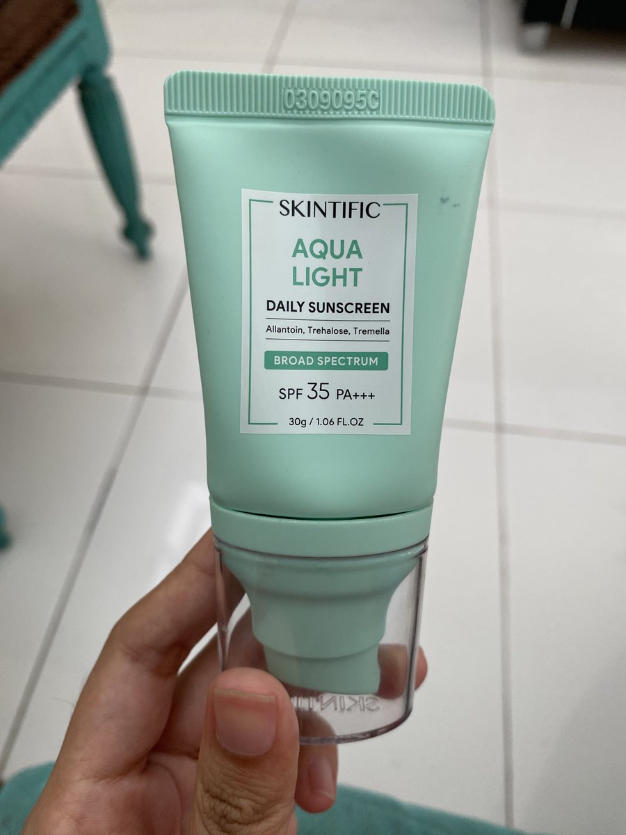 krustycrabyy's tweet photo. WTS Skintific Aqua Light Daily Sunscreen SPF 35 PA+++ baru dipake 2x dijual 40k ajahh bisa co shopee https://t.co/pd45tJqzJQ
