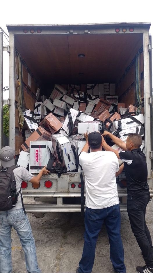 Está circulando esta fotografía de los paquetes que 'aparecieron' en #Morelos. La pregunta es ¿Qué hacen urnas del @INEMexico con urnas el @impepac en un mismo camión? Los presidente de casilla deben mandar las federales a #Jiutepec y las estatales a #Cuernavaca ¿Qué pasó aquí?