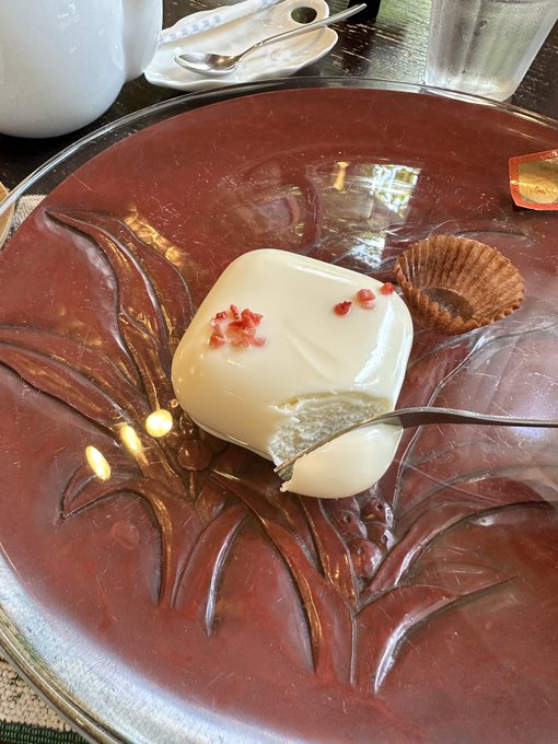 あ、これチョコレートコーティングかと思ったら柔らかい
中はヨーグルトムースがベースで、さっぱりしてて紅茶に良く合う 