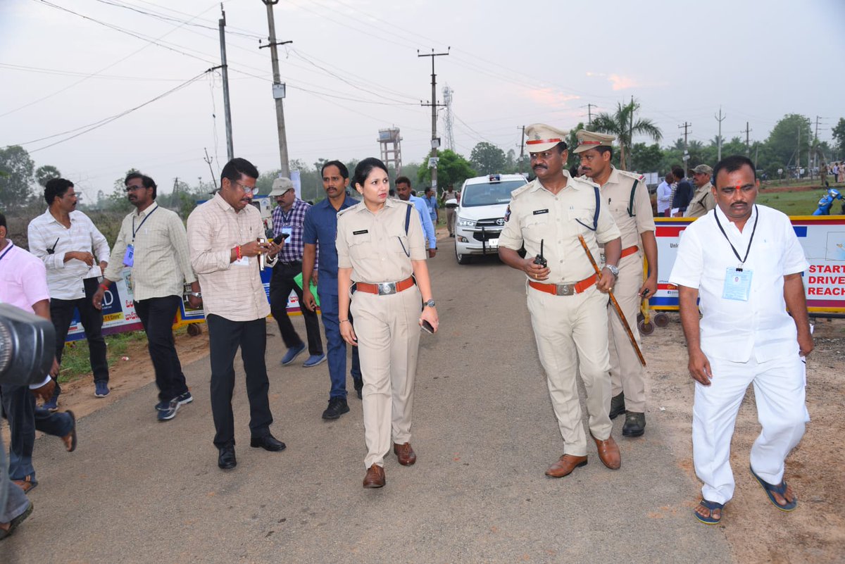 PoliceVzm's tweet photo. Mrs. M. Deepika, IPS, @SpVzm garu #LENDI  కళాశాలలో ఏర్పాటు చేసిన సిసి కెమెరా ద్వారా పరిస్థితులను ఎప్పటికప్పుడు పరిశీలించి, భద్రత ఏర్పాట్లను స్వయంగా పర్యవేక్షించారు.
@MahilaRakshVZM
@mahilapolicevzm
@POLICESRIKAKULM
@ChittoorPolice
@Kadapa_Police
@BapatlaPolice
@tirupatipolice https://t.co/j72VU8ldt1