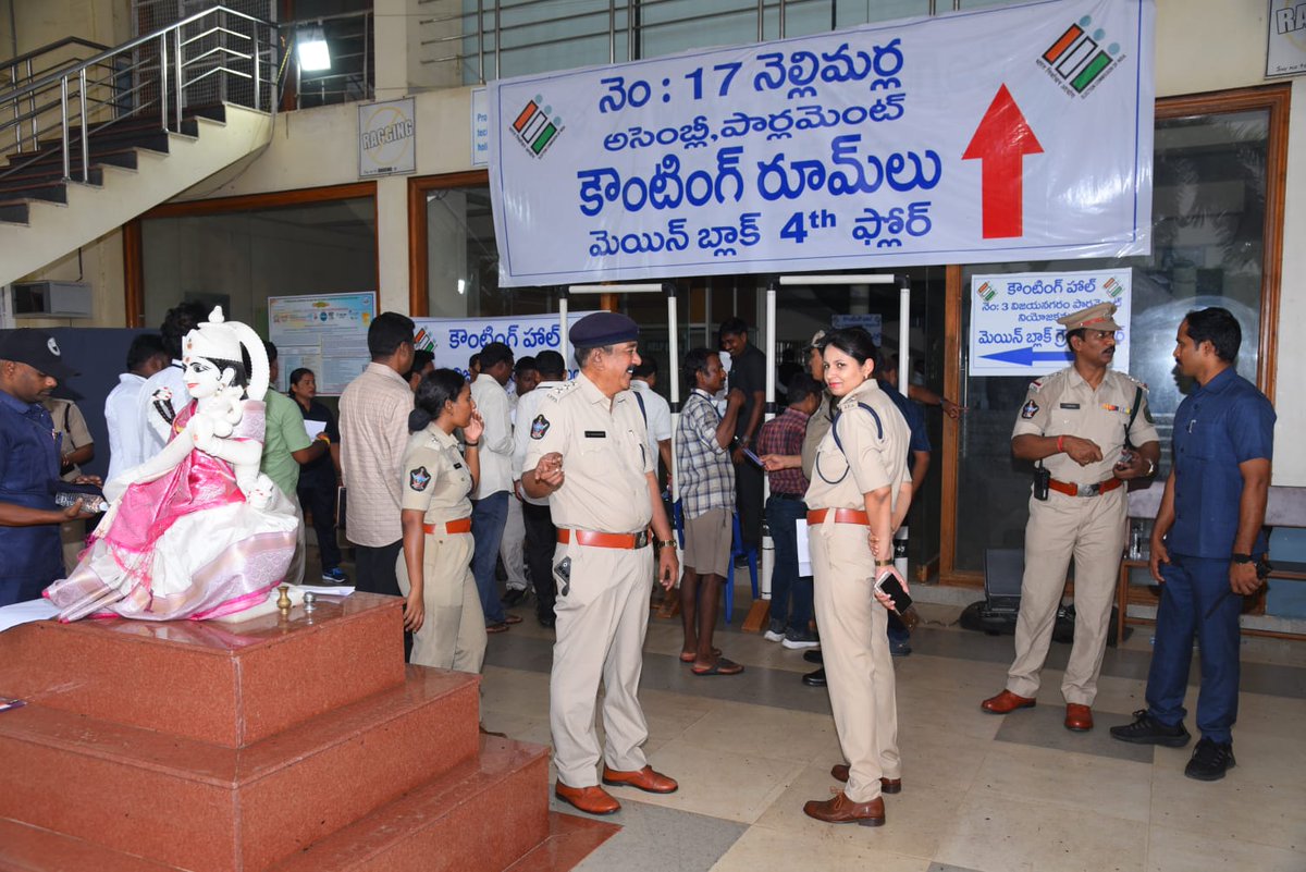 PoliceVzm's tweet photo. Mrs. M. Deepika, IPS, @SpVzm garu #LENDI  కళాశాలలో ఏర్పాటు చేసిన సిసి కెమెరా ద్వారా పరిస్థితులను ఎప్పటికప్పుడు పరిశీలించి, భద్రత ఏర్పాట్లను స్వయంగా పర్యవేక్షించారు.
@MahilaRakshVZM
@mahilapolicevzm
@POLICESRIKAKULM
@ChittoorPolice
@Kadapa_Police
@BapatlaPolice
@tirupatipolice https://t.co/j72VU8ldt1