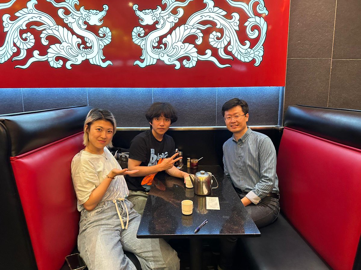 FrancesVidotto's tweet photo. This #LoopyTuesday I am so glad to receive the visit of Muxin Han (@FloridaAtlantic) at @WesternU. We are treating our visitor with conversations on the #philosophy of quantum gravity with our @PhilWestern students! (Photo credit: @YichenLuo2) https://t.co/BAL04KnR7W