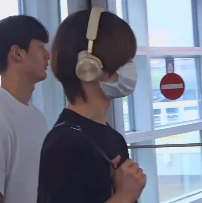 B3OMLUVS's tweet photo. beomgyu's new headphones cost $1,057.34 (which equivalents to 62,060.77php) BRO CALLED US BROKE IN 53 LANGUAGES https://t.co/T7pU1lO5K3