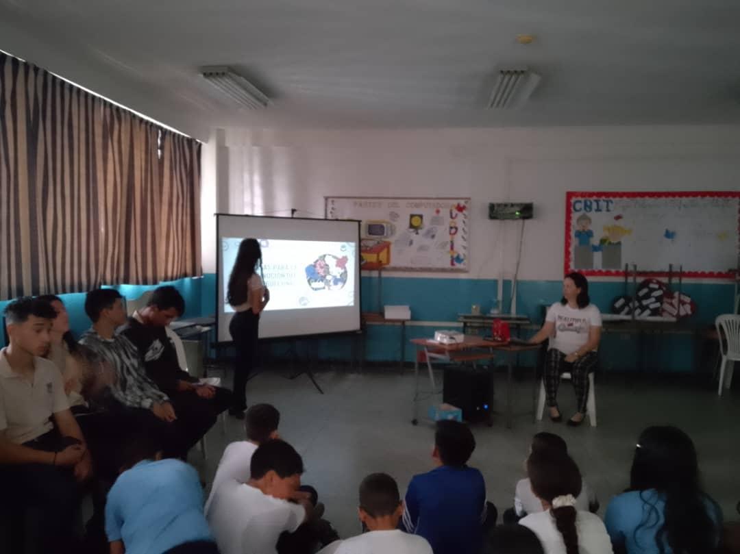 Los estudiantes del 5to Año D hicieron al presentación de su proyecto de grado en el Complejo Educativo Colinas del Llano acerca de la discriminación y ciberbullying dictada a los estudiantes del 1er año B .