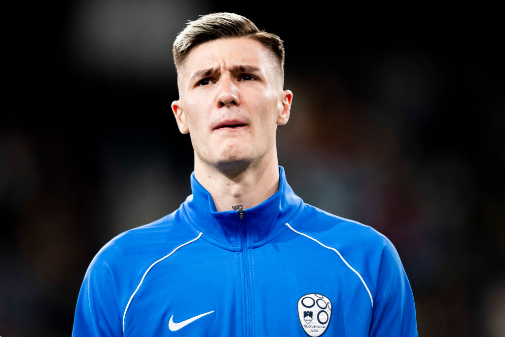 FabrizioRomano's tweet photo. 🚨 Benjamin Šeško, taking some more days to decide his future.

There's still new contract proposal from RB Leipzig on the table. Meanwhile, Šeško said no to €30m net salary from Saudi.

⚡️ Man United, Arsenal, Chelsea have all approached Šeško since March/April. https://t.co/m7rwV49Hsc
