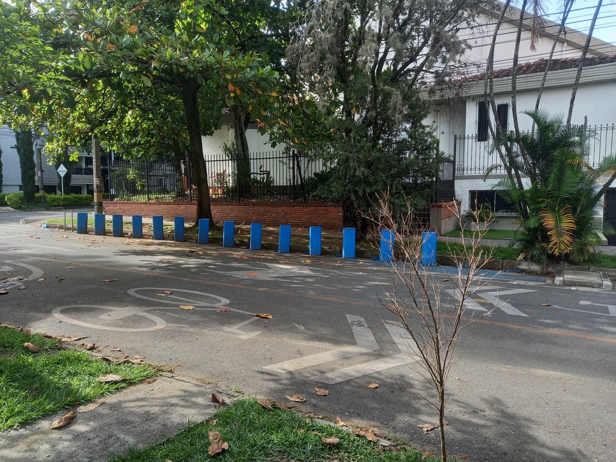 willigonzatoro's tweet photo. @AlcaldiadeMed,@PalacioPaula adjunto foto de la estación ubicada en la calle 49 con cra 78A, sector Estadio, la estación lleva más de un año en esta condición, sugiero que si no la van a instalar trasladen los sistemas de estacionamiento dónde se requieran. https://t.co/5h0GzAhs9Z