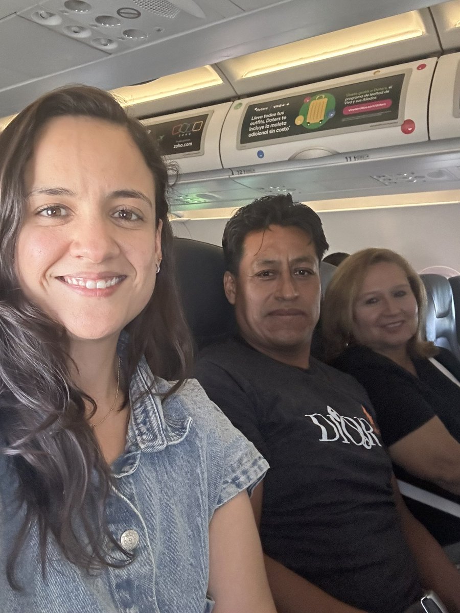 Lupira8's tweet photo. No nos conocíamos y algo nos unió en el avión: nuestra indignación y sorpresa de los resultados electorales.

Él de CDMX comentó que nadie de sus conocidos y familia votó por #sheibaum ; ella es de Cancún y comentó lo mismo.

#fraudelectoral @XochitlGalvez https://t.co/togsVMedld